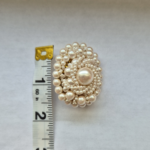 Faux Pearl Cluster Brooch - Picture 2 of 4